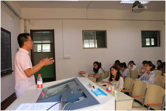 青岛广播电视台副总编辑颜涛为工口实验室
新闻与传播学院师生做《技术突变背景下内容生产与传播方式的思考》专题讲座